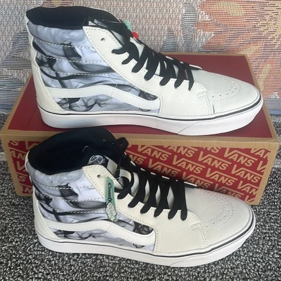 Vans WMNS Comfycush Sk8-Hi
After Dark White/Black
VN0AZTNOYB2
Sneakers - Picture 3 of 16